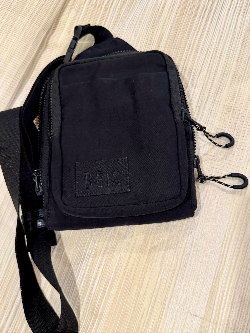 BEIS Black Minimalist Sling Pack for Men or Women - Picture 2 of 7